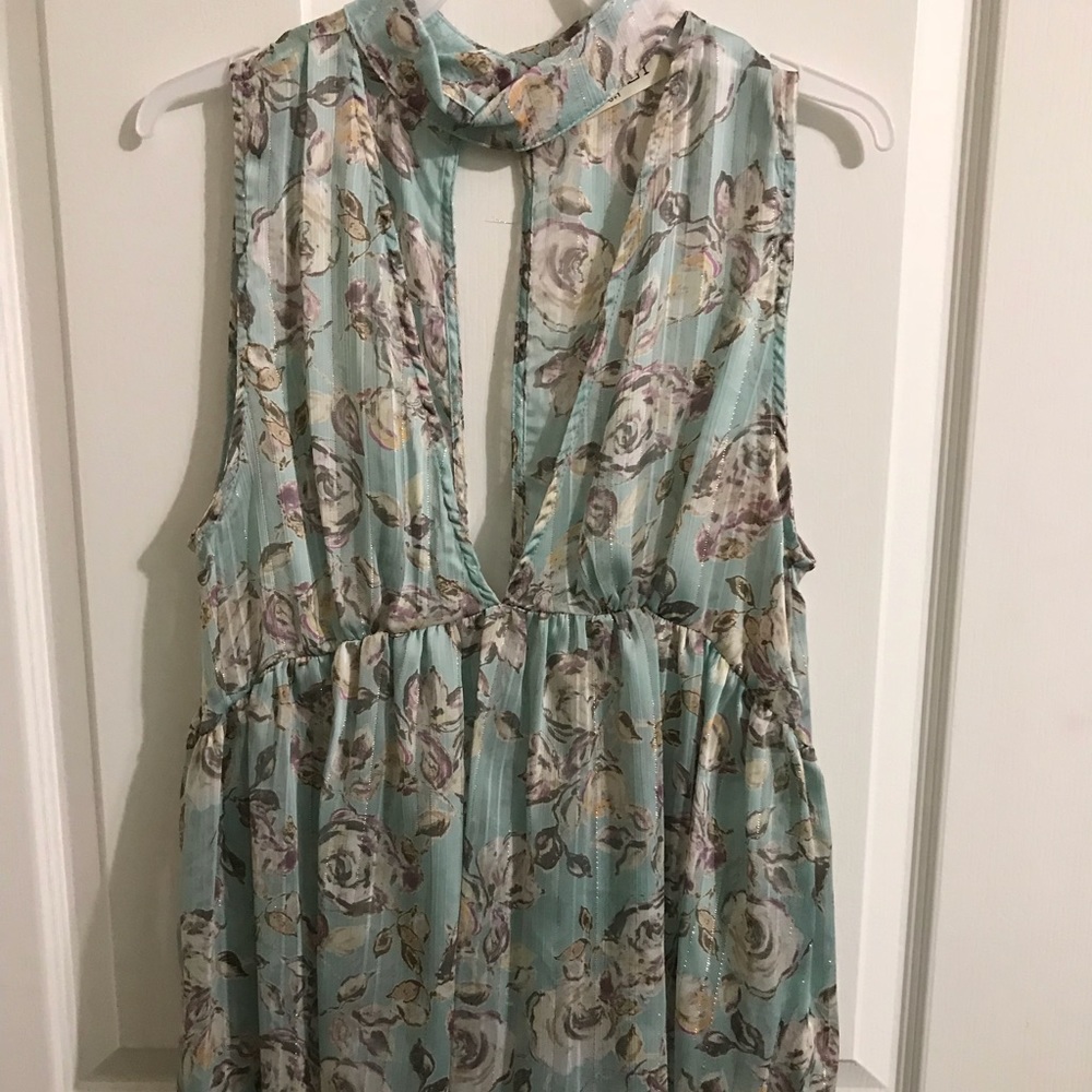 ⭐️3 for $20 Women’s Floral Keyhole Choker Top - Picture 3 of 5